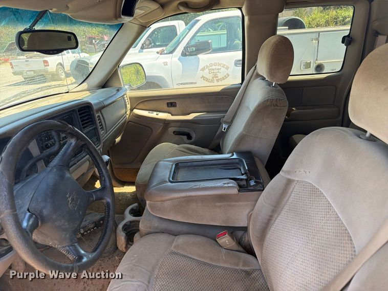 image for item EX0052 2001 Chevrolet Silverado 1500 Ext. Cab pickup truck
