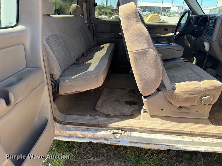 image for item EX0052 2001 Chevrolet Silverado 1500 Ext. Cab pickup truck