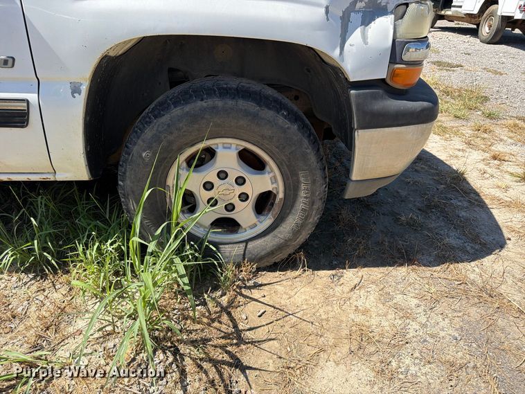 image for item EX0052 2001 Chevrolet Silverado 1500 Ext. Cab pickup truck