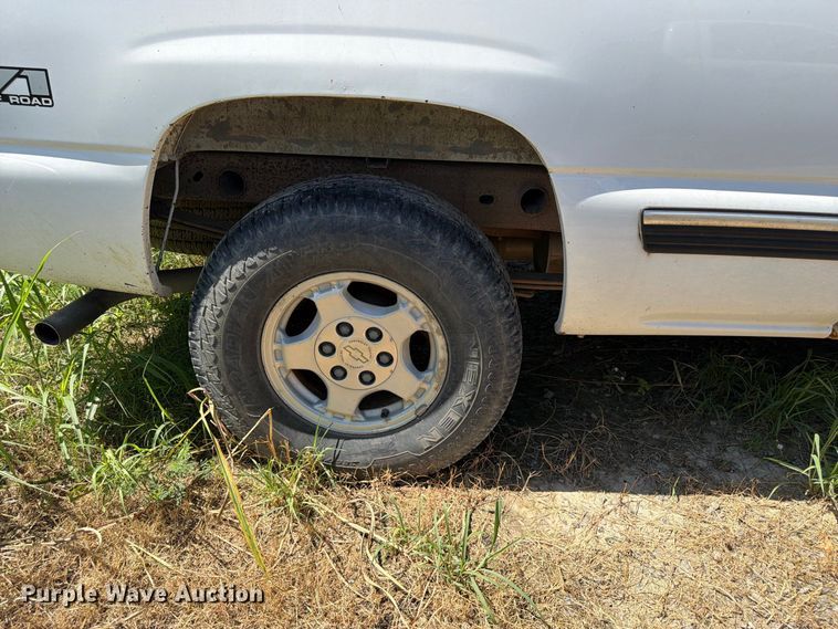 image for item EX0052 2001 Chevrolet Silverado 1500 Ext. Cab pickup truck