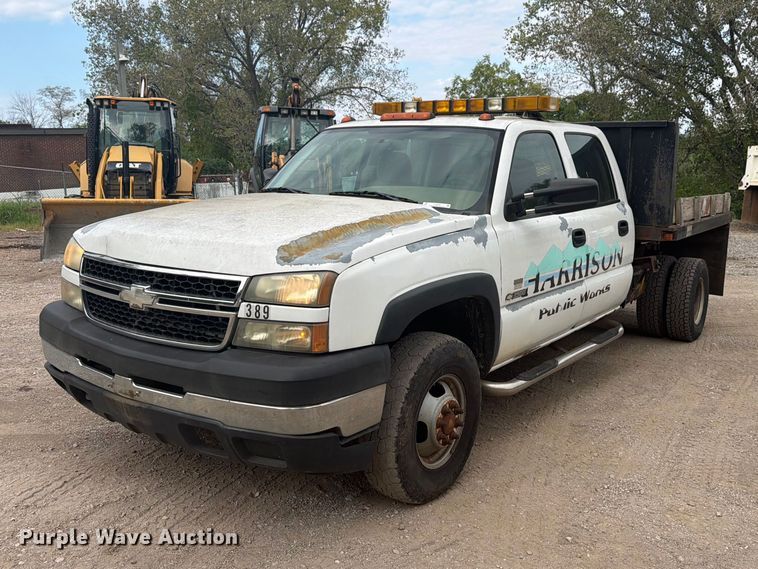 2006 Chevrolet Silverado 3500 Crew Cab flatbed pickup truck