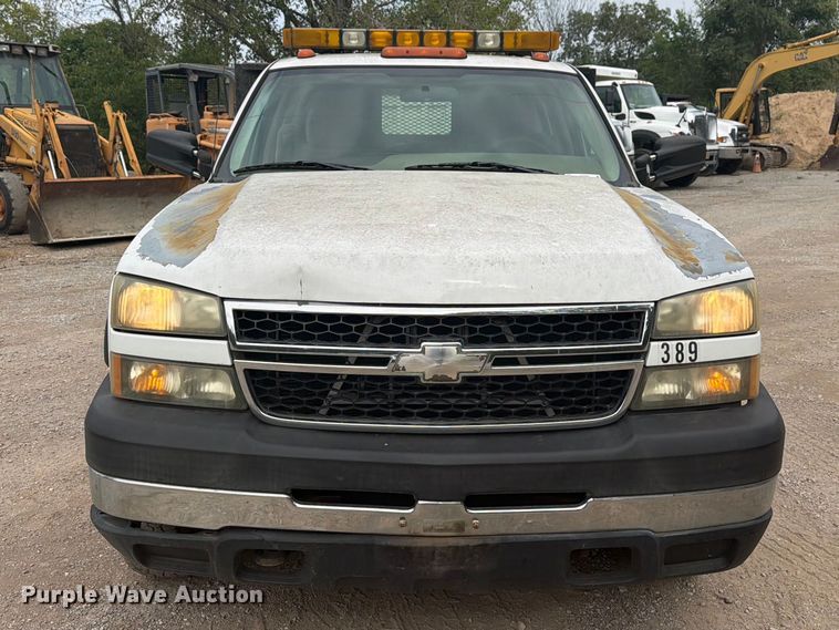image for item EX0056 2006 Chevrolet Silverado 3500 Crew Cab flatbed pickup truck