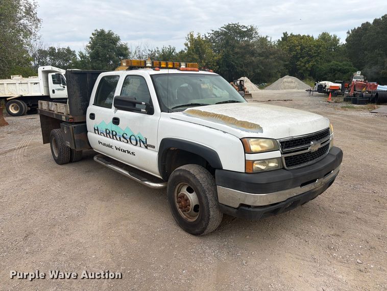image for item EX0056 2006 Chevrolet Silverado 3500 Crew Cab flatbed pickup truck