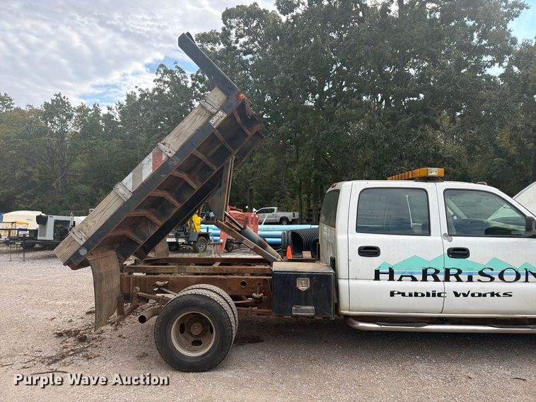 image for item EX0056 2006 Chevrolet Silverado 3500 Crew Cab flatbed pickup truck
