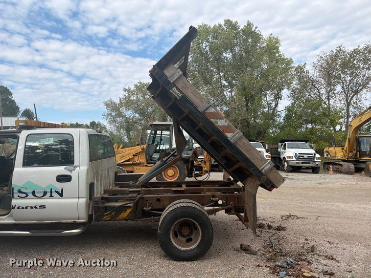image for item EX0056 2006 Chevrolet Silverado 3500 Crew Cab flatbed pickup truck