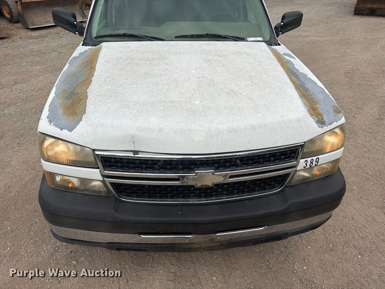image for item EX0056 2006 Chevrolet Silverado 3500 Crew Cab flatbed pickup truck