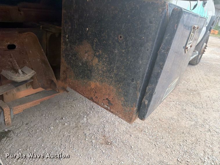 image for item EX0056 2006 Chevrolet Silverado 3500 Crew Cab flatbed pickup truck