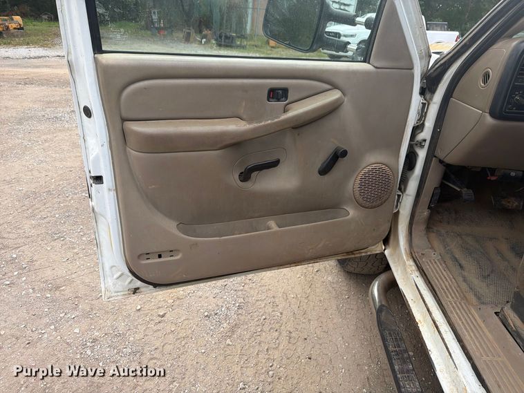 image for item EX0056 2006 Chevrolet Silverado 3500 Crew Cab flatbed pickup truck