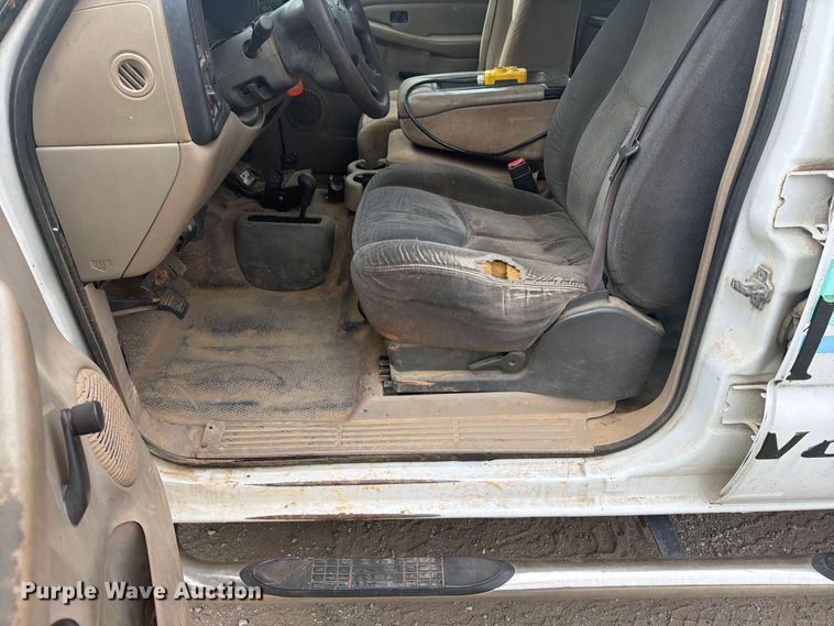 image for item EX0056 2006 Chevrolet Silverado 3500 Crew Cab flatbed pickup truck