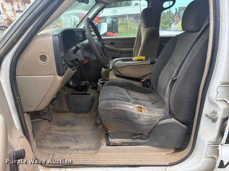 image for item EX0056 2006 Chevrolet Silverado 3500 Crew Cab flatbed pickup truck