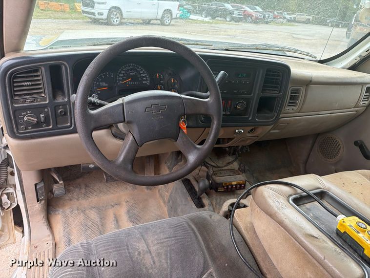 image for item EX0056 2006 Chevrolet Silverado 3500 Crew Cab flatbed pickup truck