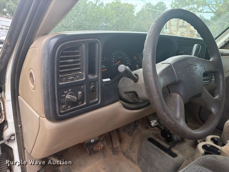 image for item EX0056 2006 Chevrolet Silverado 3500 Crew Cab flatbed pickup truck