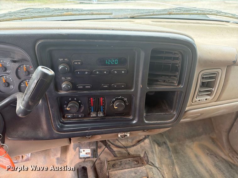 image for item EX0056 2006 Chevrolet Silverado 3500 Crew Cab flatbed pickup truck