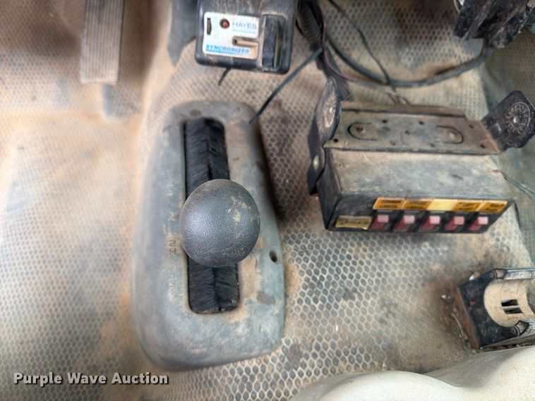 image for item EX0056 2006 Chevrolet Silverado 3500 Crew Cab flatbed pickup truck