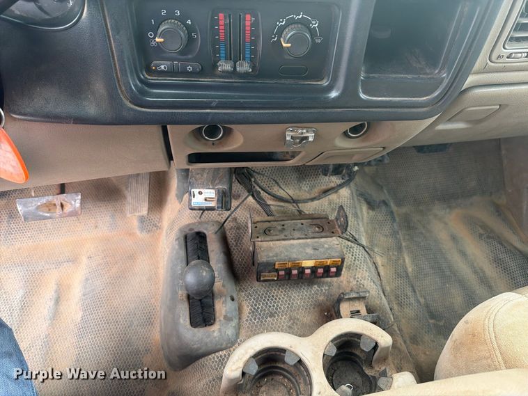 image for item EX0056 2006 Chevrolet Silverado 3500 Crew Cab flatbed pickup truck