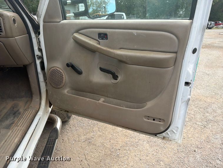 image for item EX0056 2006 Chevrolet Silverado 3500 Crew Cab flatbed pickup truck