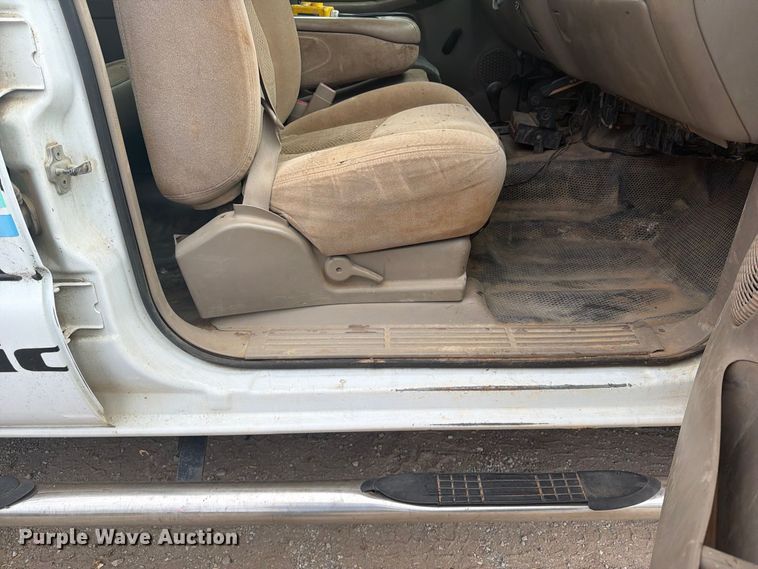 image for item EX0056 2006 Chevrolet Silverado 3500 Crew Cab flatbed pickup truck
