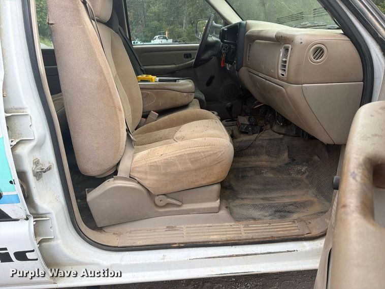 image for item EX0056 2006 Chevrolet Silverado 3500 Crew Cab flatbed pickup truck