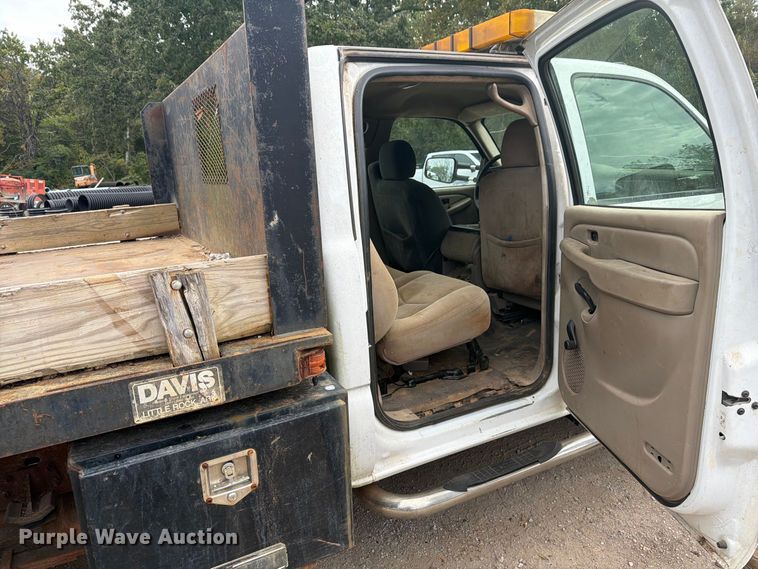 image for item EX0056 2006 Chevrolet Silverado 3500 Crew Cab flatbed pickup truck