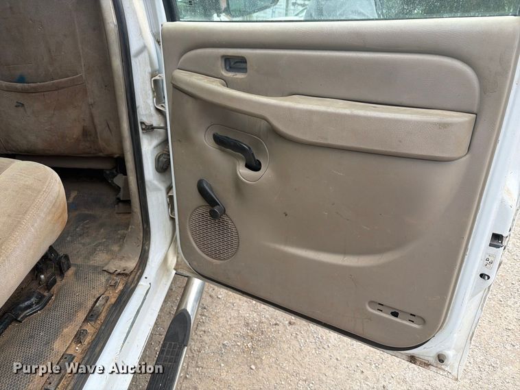 image for item EX0056 2006 Chevrolet Silverado 3500 Crew Cab flatbed pickup truck