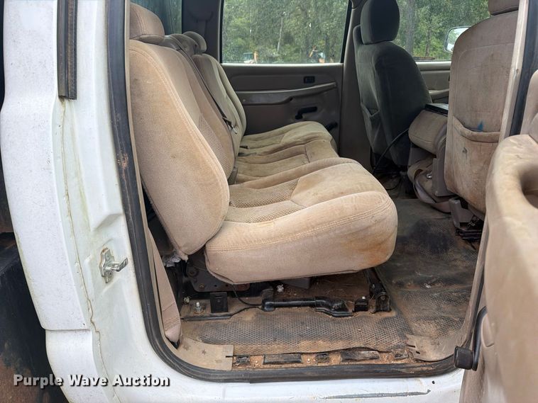 image for item EX0056 2006 Chevrolet Silverado 3500 Crew Cab flatbed pickup truck