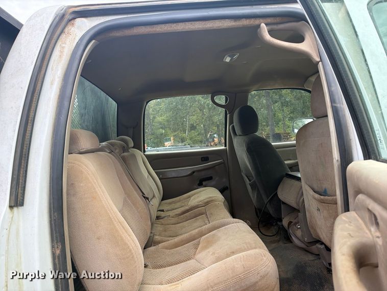 image for item EX0056 2006 Chevrolet Silverado 3500 Crew Cab flatbed pickup truck