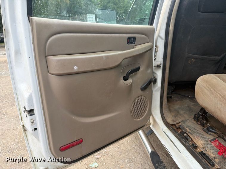 image for item EX0056 2006 Chevrolet Silverado 3500 Crew Cab flatbed pickup truck