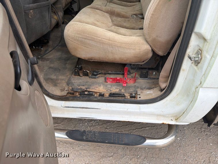 image for item EX0056 2006 Chevrolet Silverado 3500 Crew Cab flatbed pickup truck