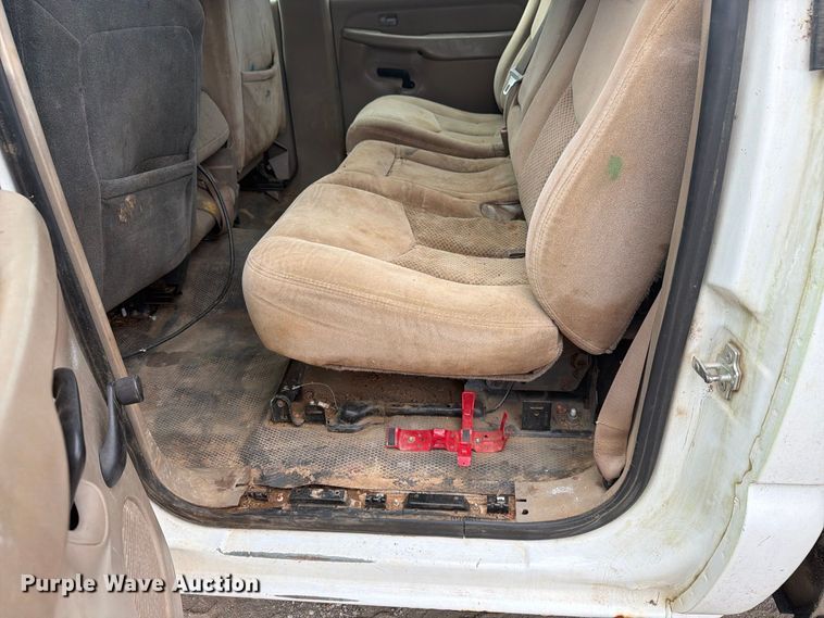 image for item EX0056 2006 Chevrolet Silverado 3500 Crew Cab flatbed pickup truck