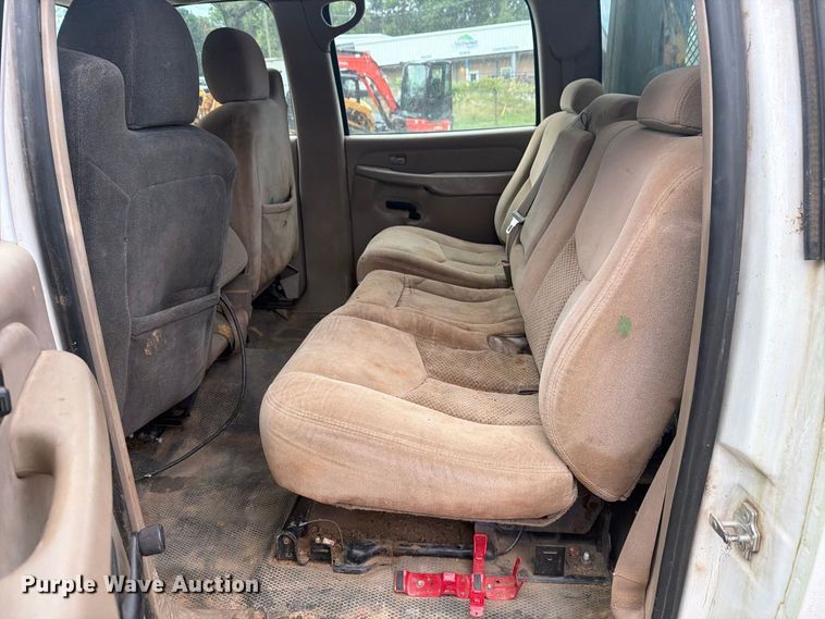 image for item EX0056 2006 Chevrolet Silverado 3500 Crew Cab flatbed pickup truck