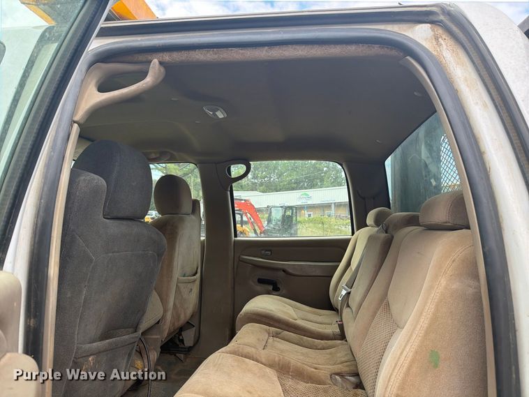 image for item EX0056 2006 Chevrolet Silverado 3500 Crew Cab flatbed pickup truck