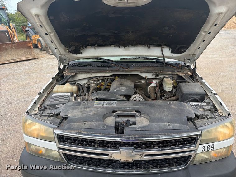 image for item EX0056 2006 Chevrolet Silverado 3500 Crew Cab flatbed pickup truck