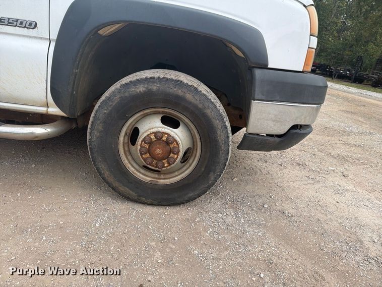 image for item EX0056 2006 Chevrolet Silverado 3500 Crew Cab flatbed pickup truck