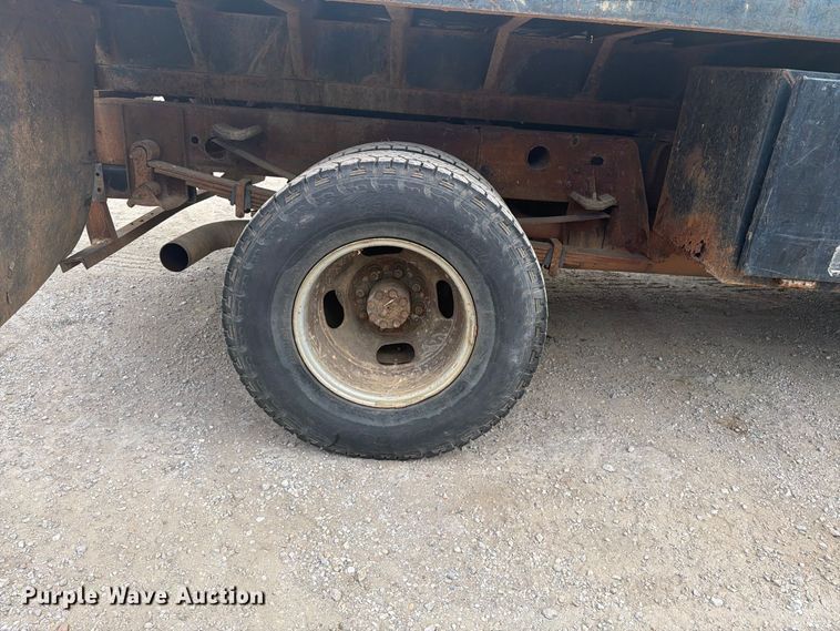 image for item EX0056 2006 Chevrolet Silverado 3500 Crew Cab flatbed pickup truck