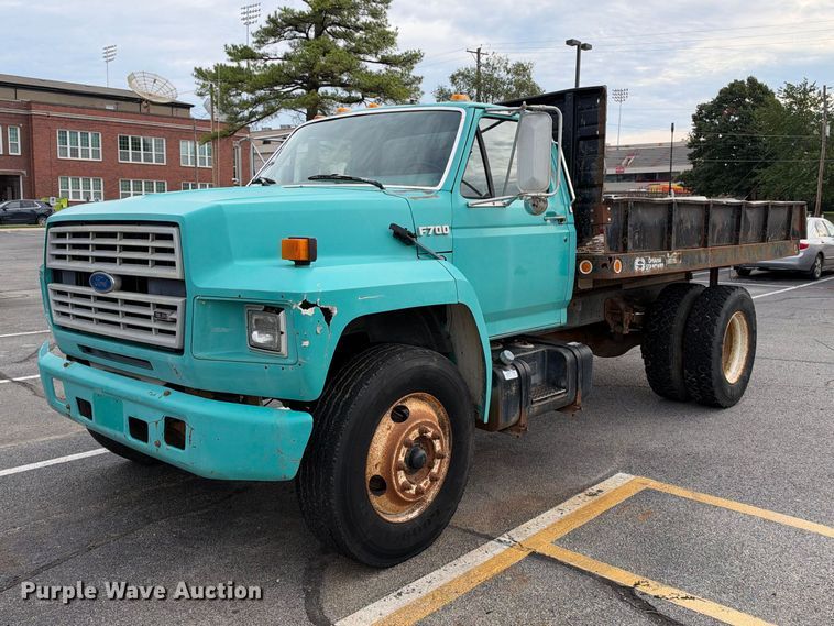 1994 Ford F700 dump flatbed truck