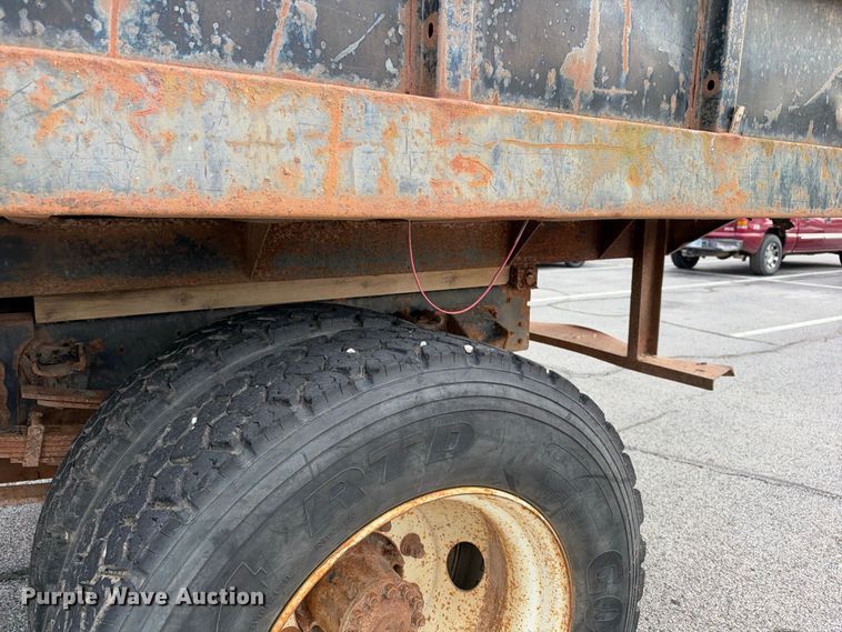 image for item EX2285 1994 Ford F700 dump flatbed truck