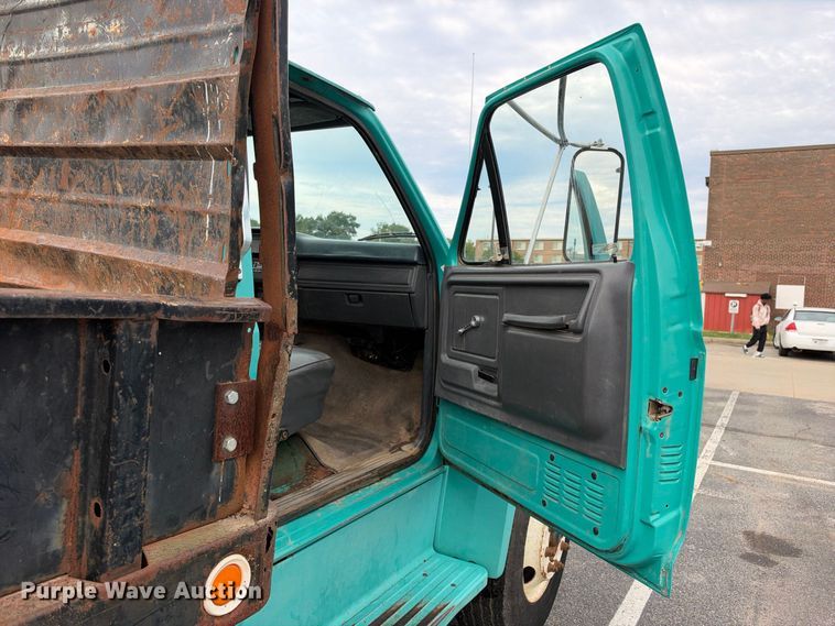 image for item EX2285 1994 Ford F700 dump flatbed truck