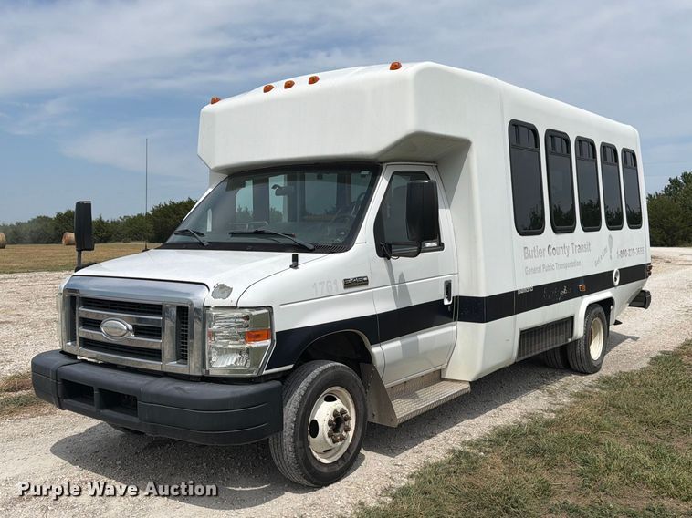 2014 Ford E450 Super Duty shuttle bus