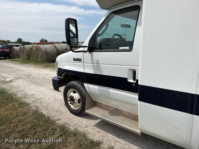 image for item EX4114 2014 Ford E450 Super Duty shuttle bus