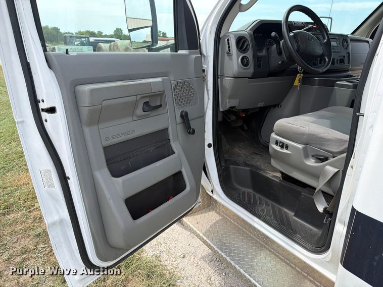 image for item EX4114 2014 Ford E450 Super Duty shuttle bus