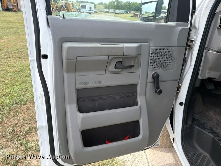 image for item EX4114 2014 Ford E450 Super Duty shuttle bus