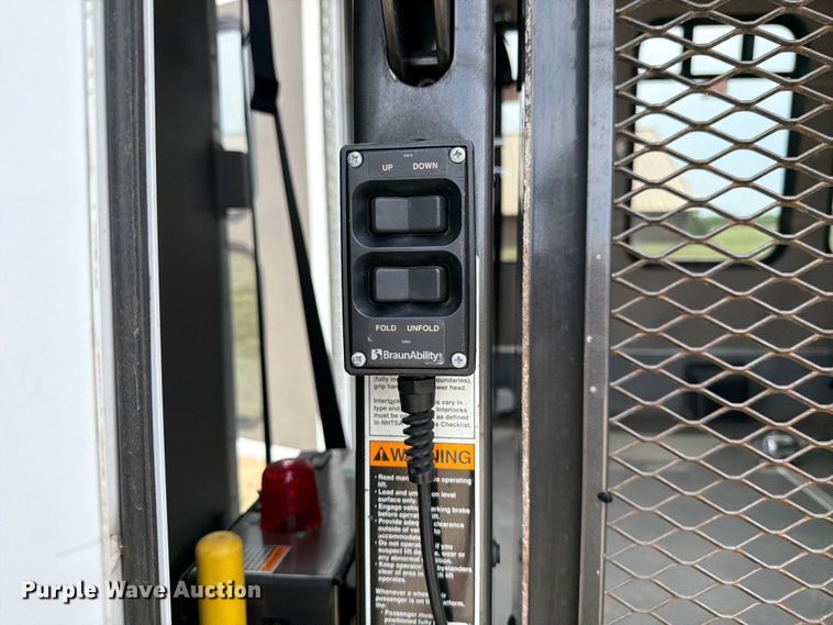 image for item EX4114 2014 Ford E450 Super Duty shuttle bus