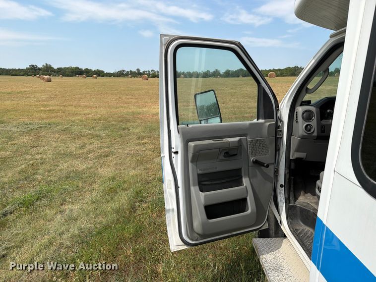 image for item EX4117 2013 Ford E450 Super Duty shuttle bus