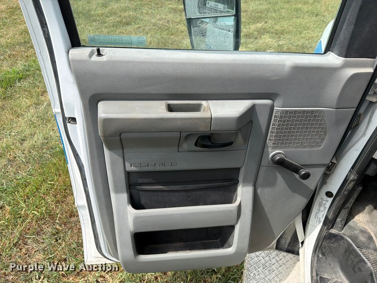 image for item EX4117 2013 Ford E450 Super Duty shuttle bus