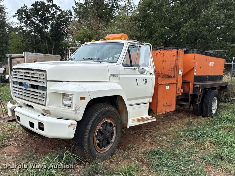 1987 Ford F800 pothole patcher truck