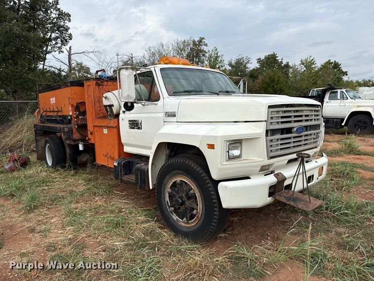 image for item FC4383 1987 Ford F800 pothole patcher truck