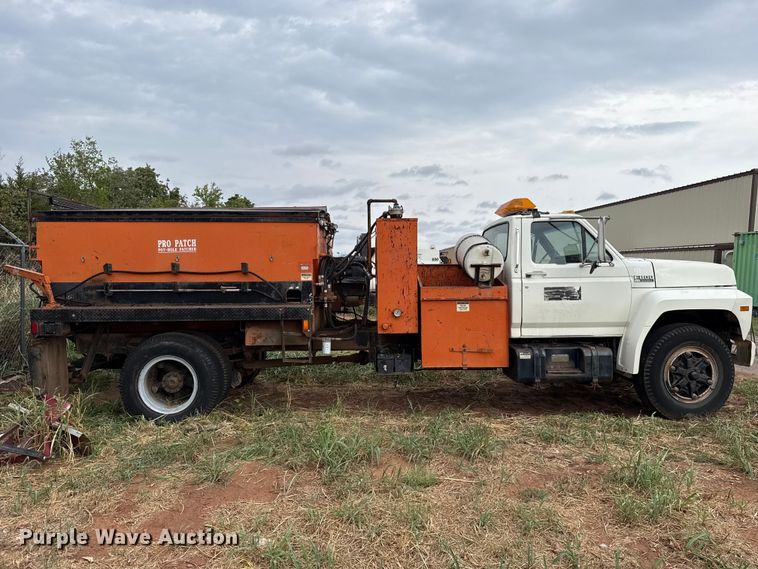 image for item FC4383 1987 Ford F800 pothole patcher truck