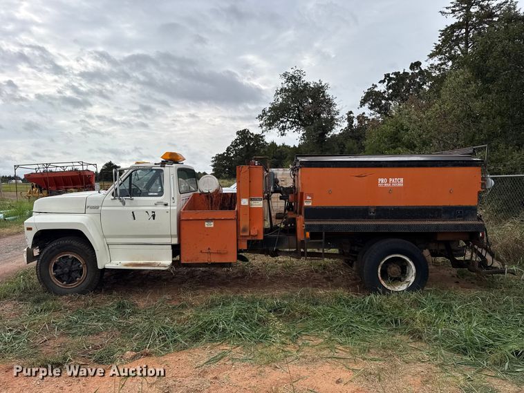image for item FC4383 1987 Ford F800 pothole patcher truck