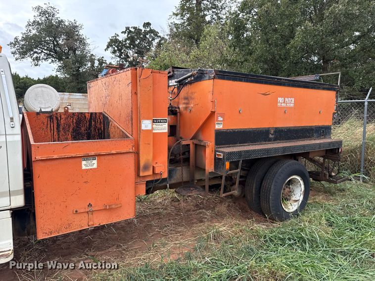 image for item FC4383 1987 Ford F800 pothole patcher truck