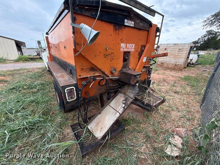 image for item FC4383 1987 Ford F800 pothole patcher truck